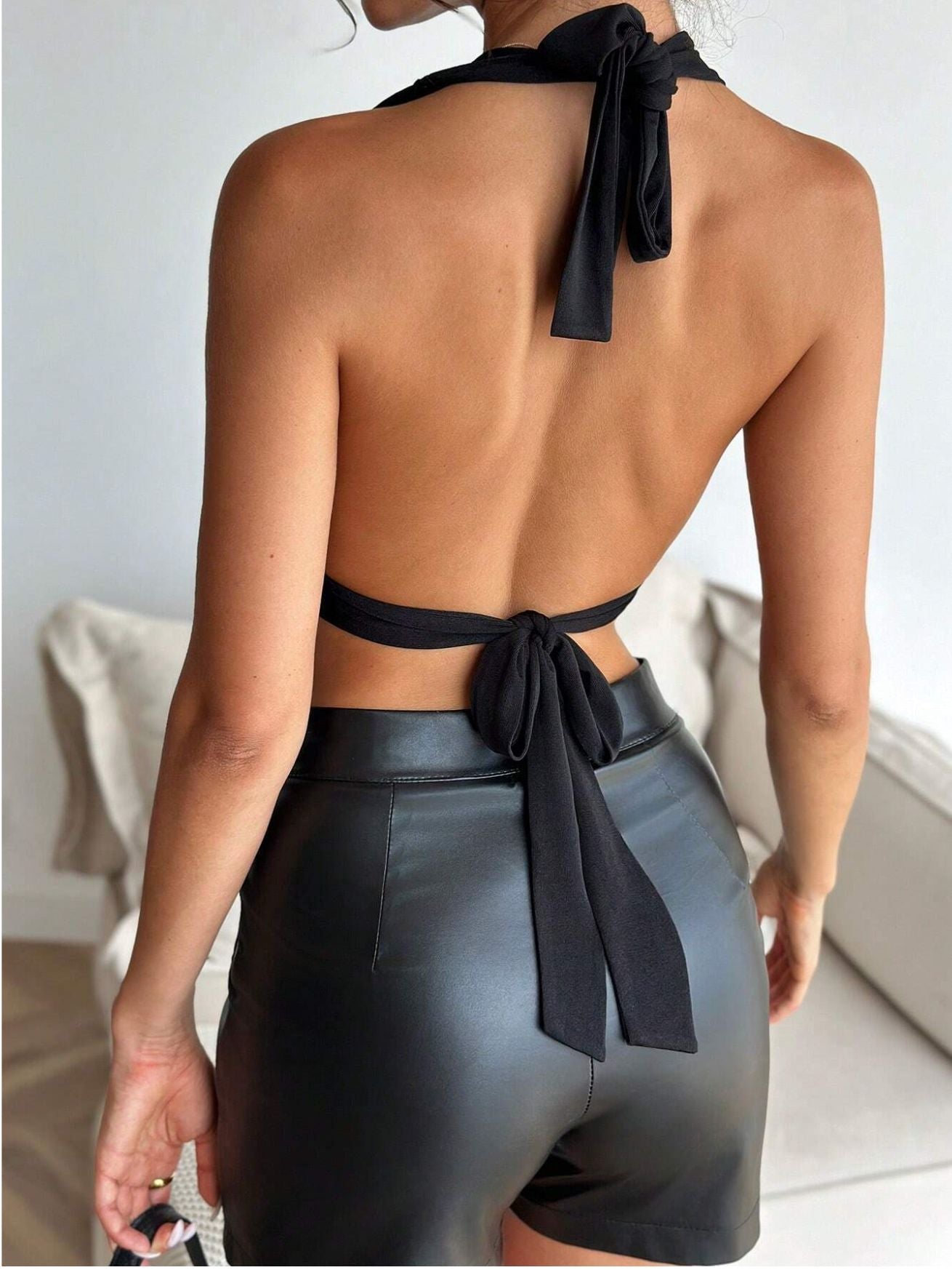 性感V領露背掛脖上衣